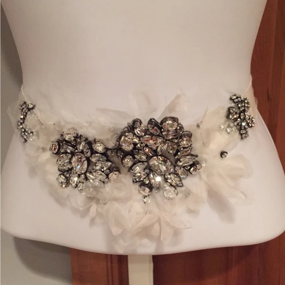 VERA WANG ICONIC  SWAROVSKI SASH  SPECTACULAR JEWELS  DRESS ACCESSORIES